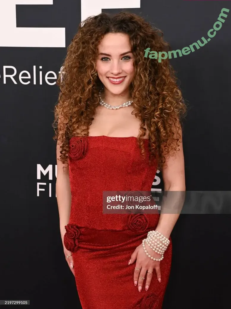Sofie Dossi nude photo #0513 (sofiedossi)