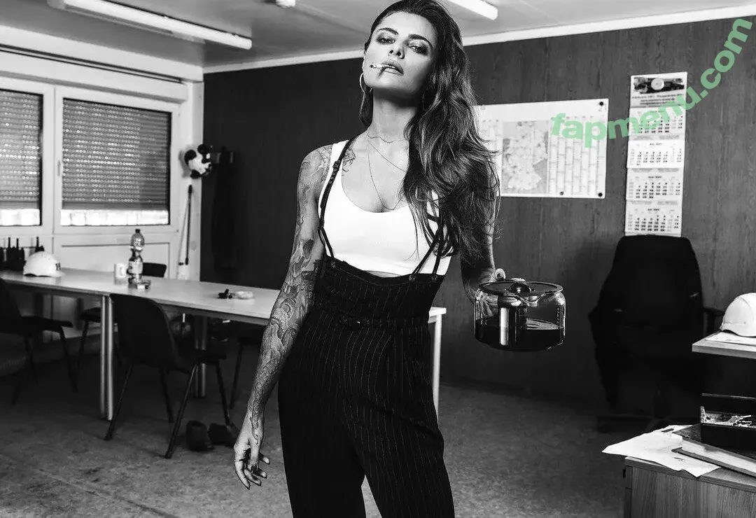 Sophia Thomalla nude photo #0028 (sophiathomalla / thomallasophia)