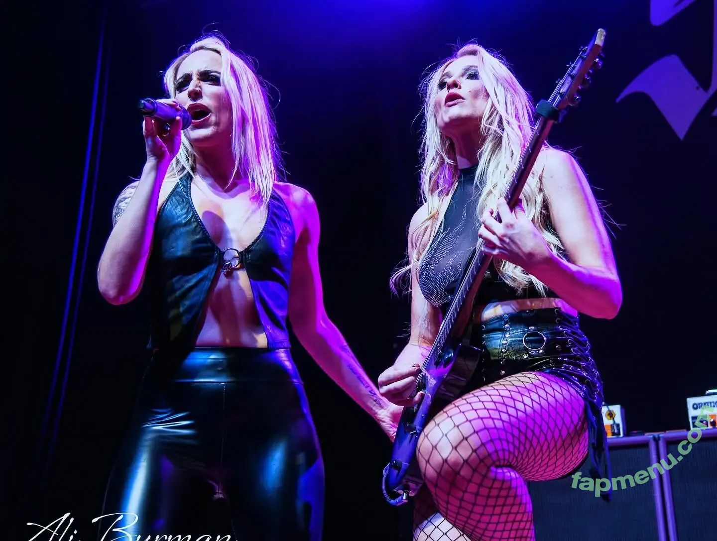 Sophie Lloyd nude photo #0062 (SophieGuitar / sophieguitar_)