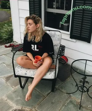 Sophie Nelisse / sophie__nelisse nude photo #0012