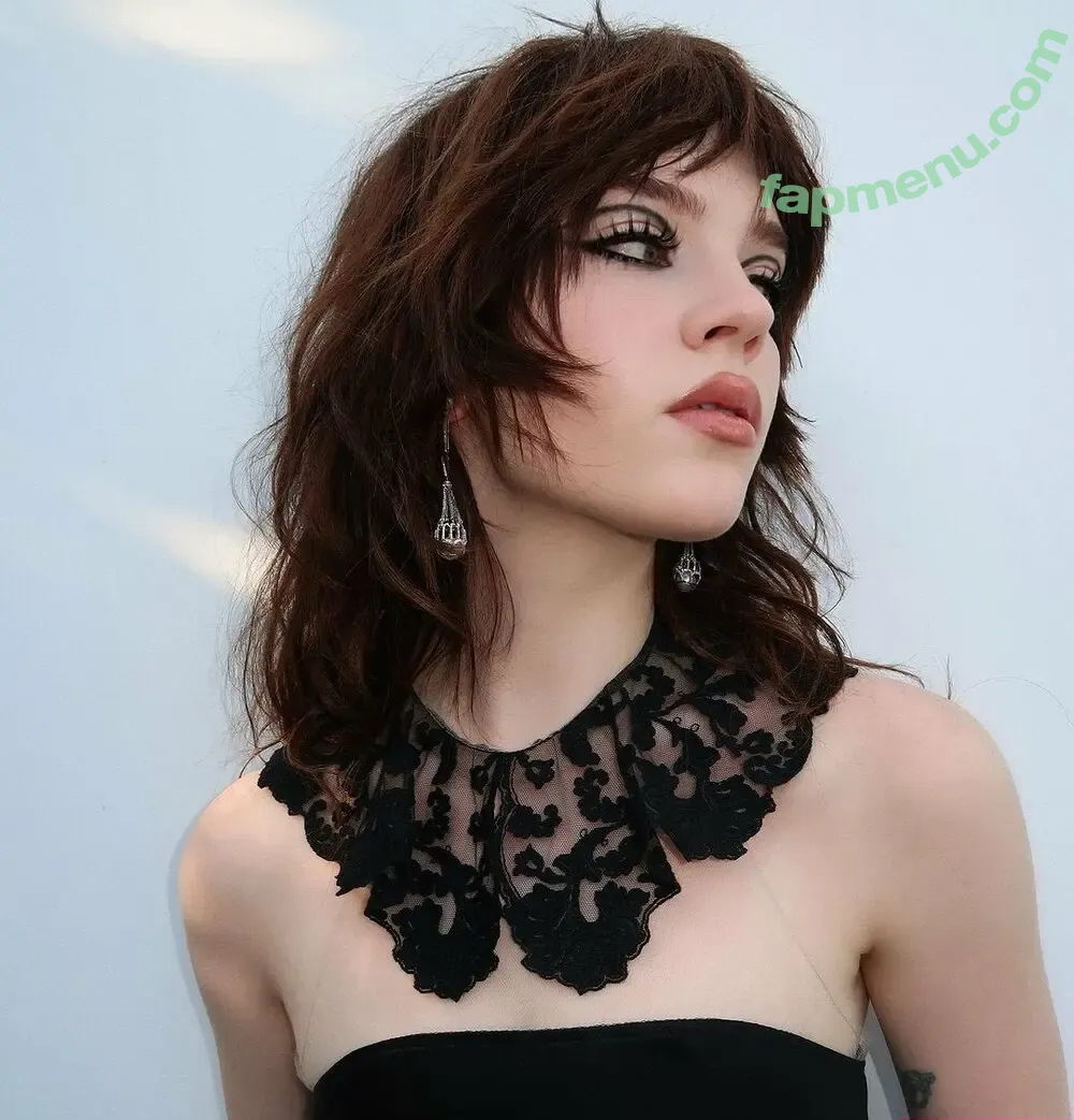 Sophie Thatcher nude photo #0542 (soapy.t / sophie_thatcher)