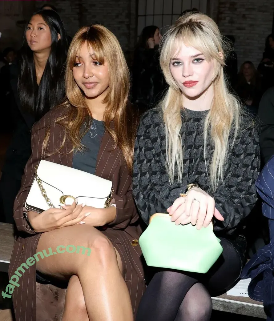 Sophie Thatcher nude photo #0546 (soapy.t / sophie_thatcher)