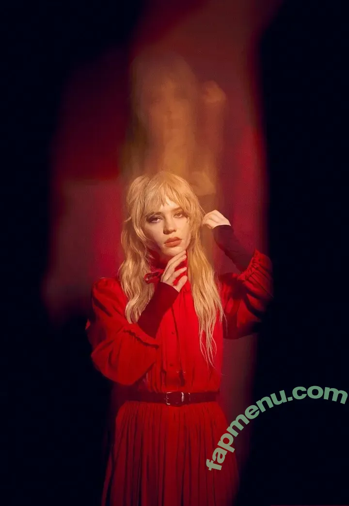 Sophie Thatcher nude photo #0571 (soapy.t / sophie_thatcher)