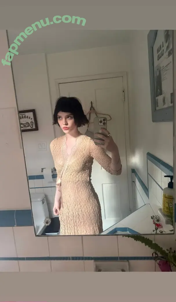Sophie Thatcher nude photo #0905 (soapy.t / sophie_thatcher)