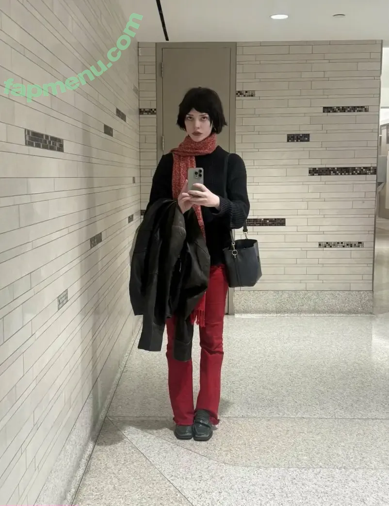 Sophie Thatcher nude photo #0910 (soapy.t / sophie_thatcher)