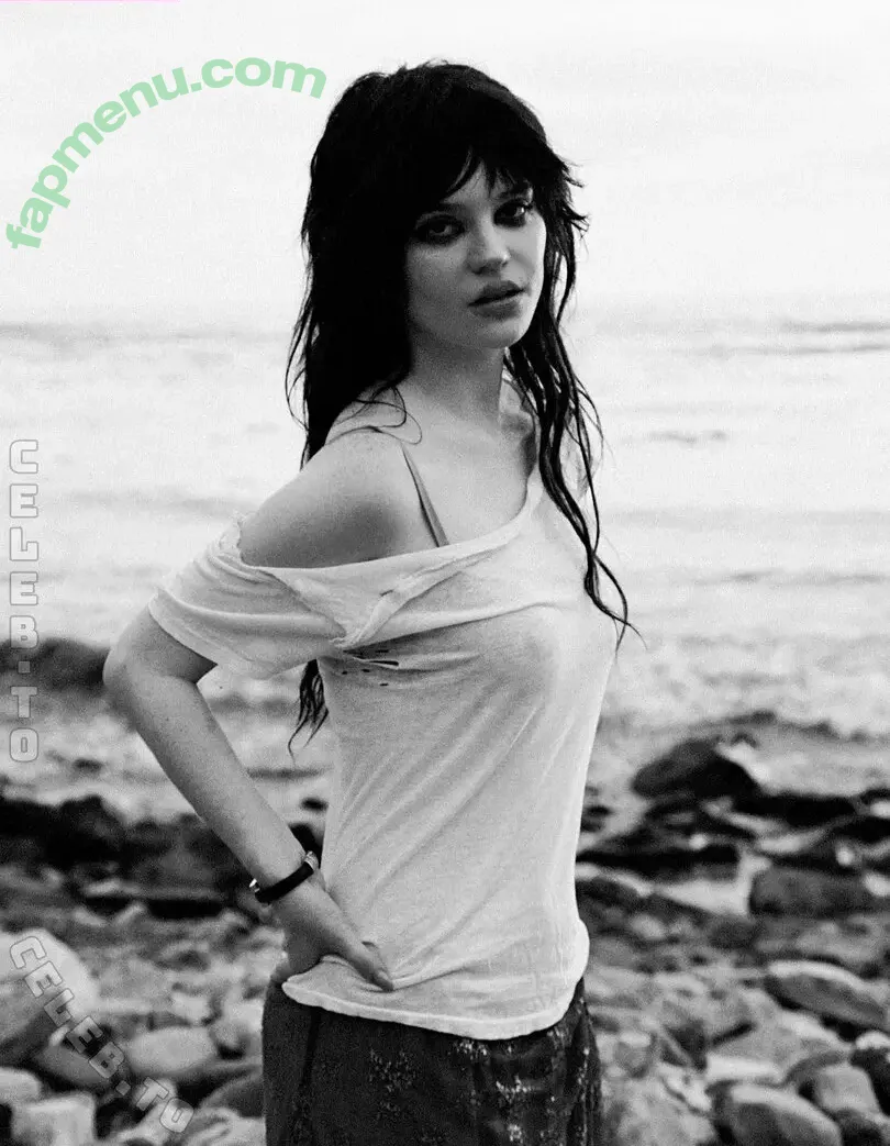 Sophie Thatcher nude photo #0915 (soapy.t / sophie_thatcher)