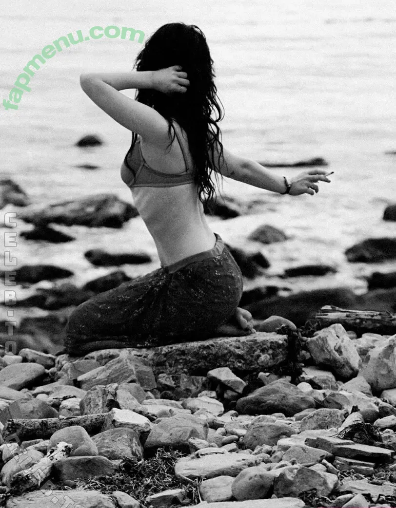 Sophie Thatcher nude photo #0919 (soapy.t / sophie_thatcher)