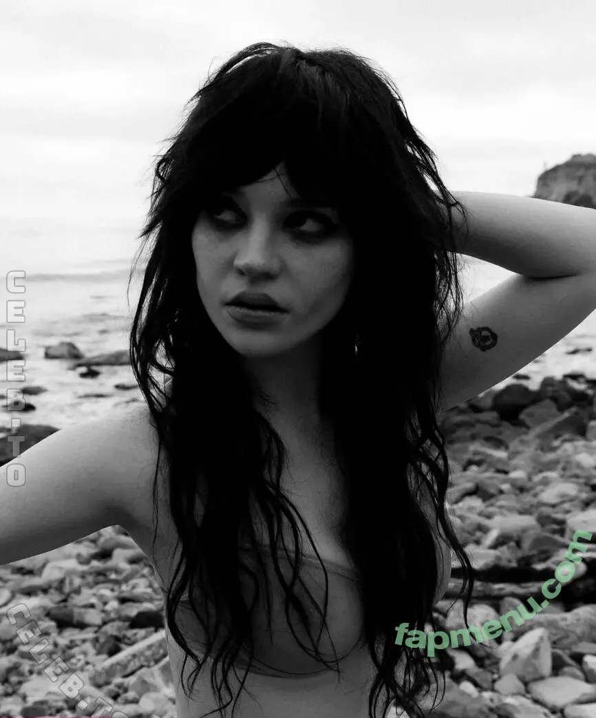 Sophie Thatcher nude photo #0920 (soapy.t / sophie_thatcher)