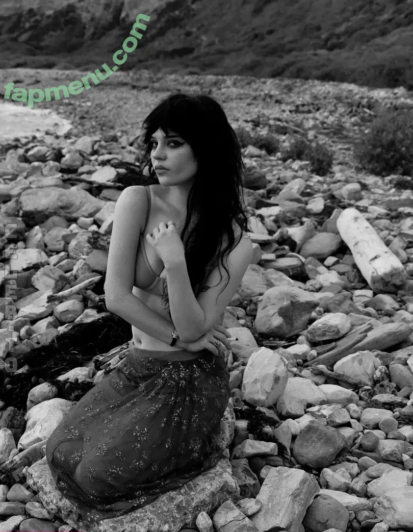 Sophie Thatcher nude photo #0921 (soapy.t / sophie_thatcher)