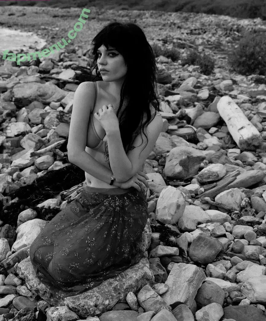 Sophie Thatcher nude photo #0923 (soapy.t / sophie_thatcher)