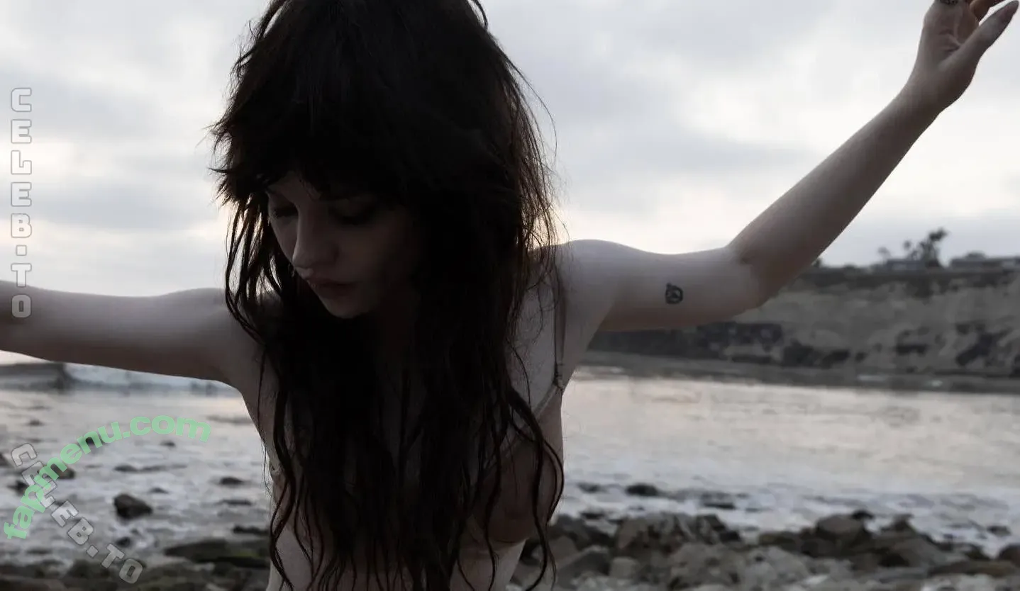 Sophie Thatcher nude photo #0924 (soapy.t / sophie_thatcher)