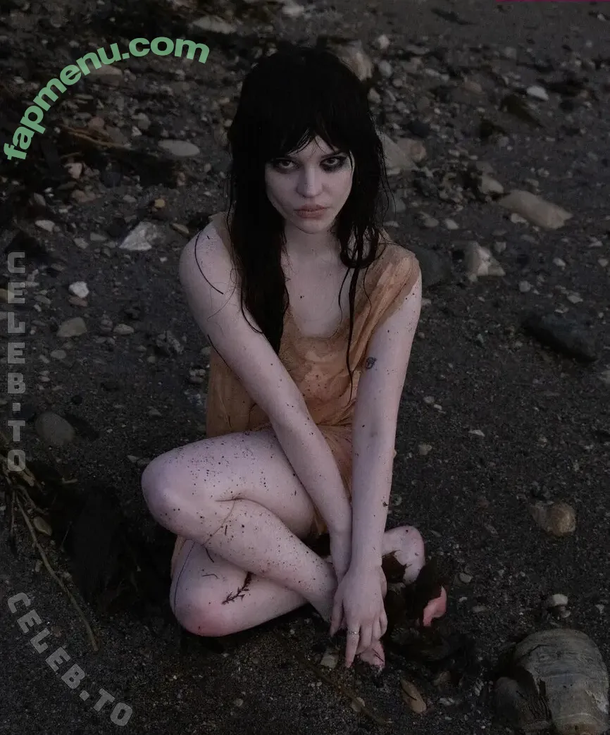 Sophie Thatcher nude photo #0925 (soapy.t / sophie_thatcher)