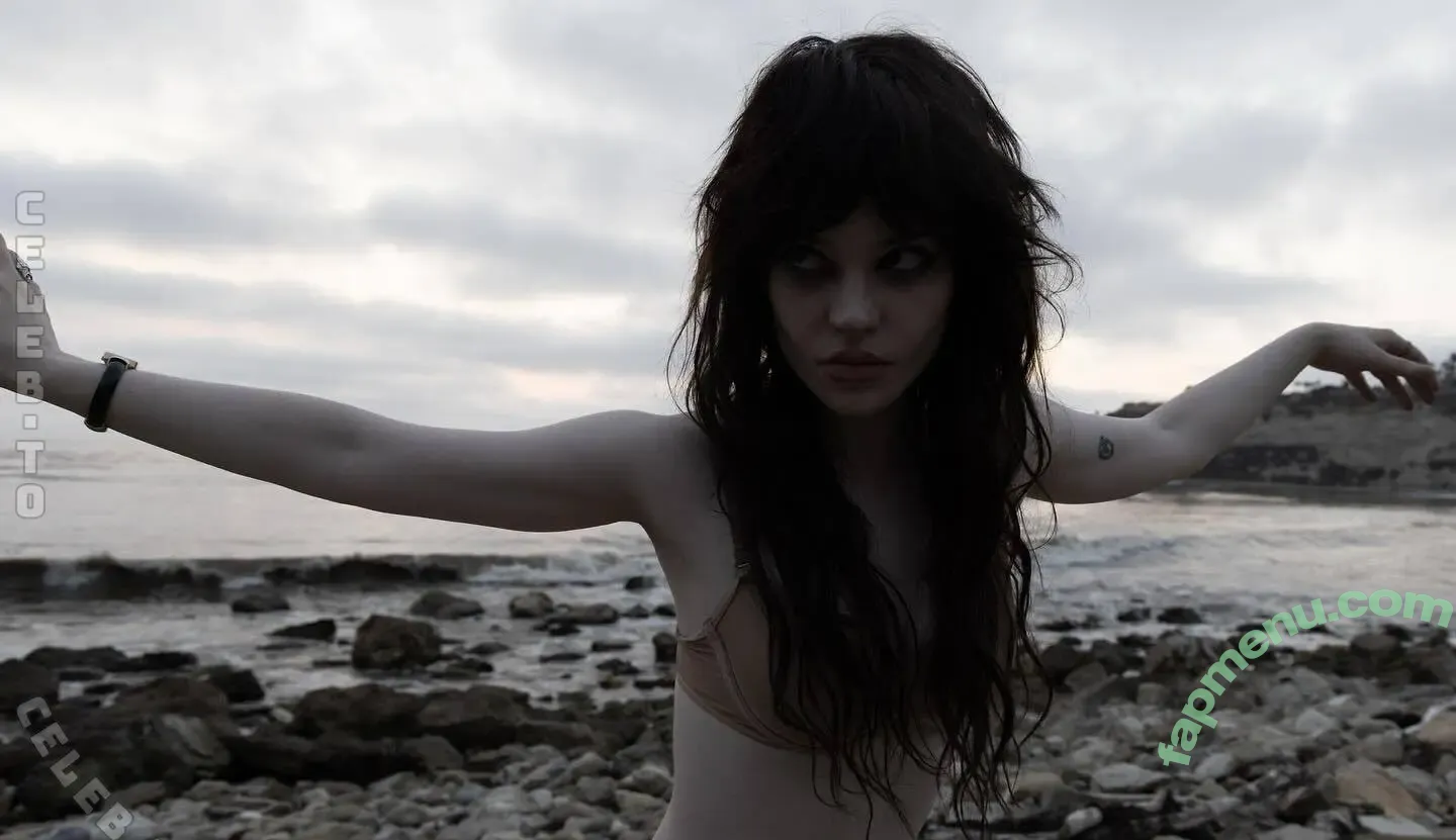 Sophie Thatcher nude photo #0928 (soapy.t / sophie_thatcher)