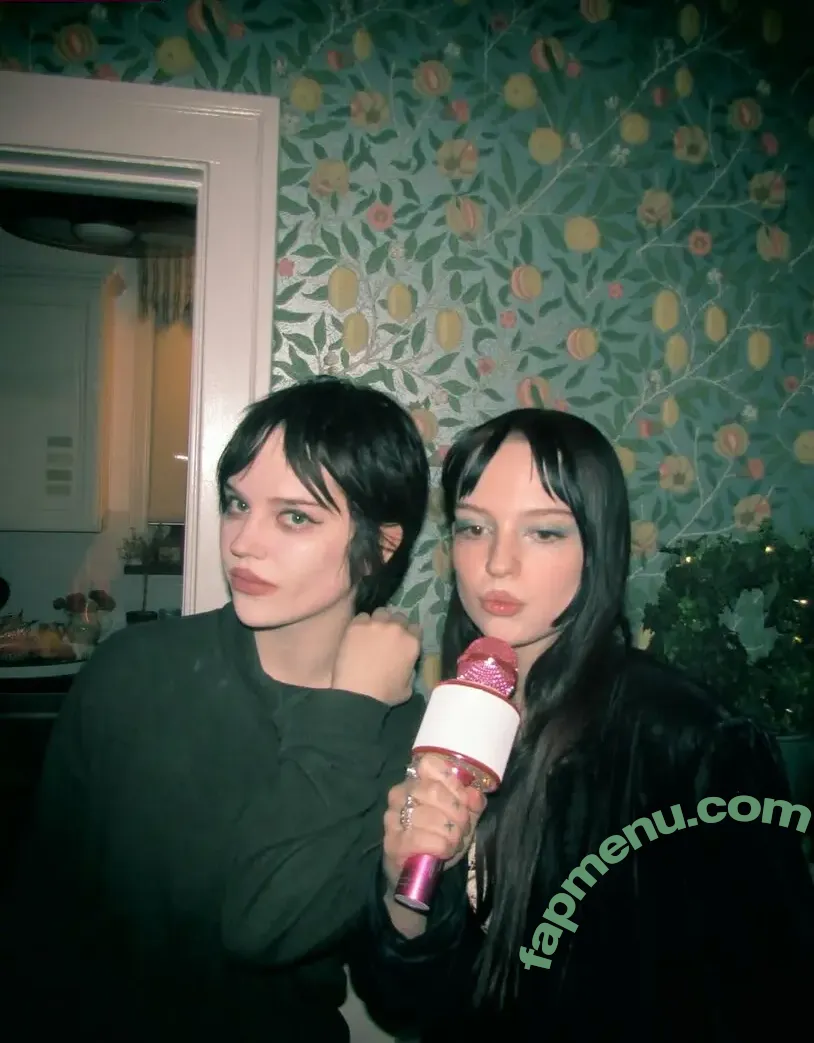 Sophie Thatcher nude photo #0935 (soapy.t / sophie_thatcher)