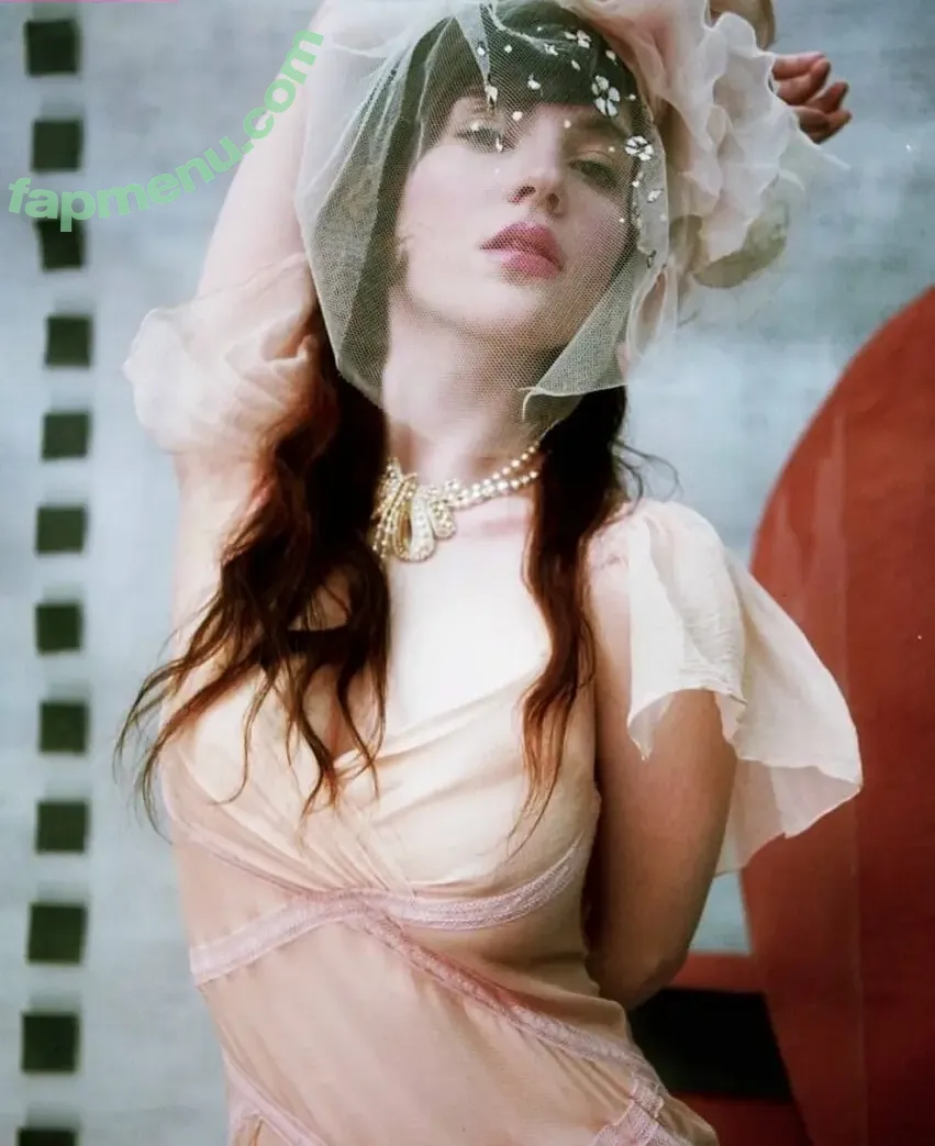 Sophie Thatcher nude photo #0941 (soapy.t / sophie_thatcher)