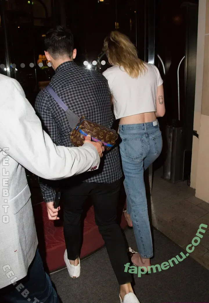 Sophie Turner nude photo #0601 (sexysophieturner / sophiet)