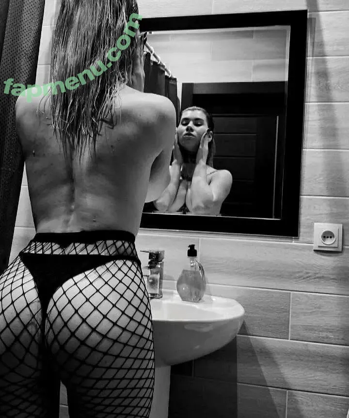 steepbitchbella nude photo #0002 (steepbitchbella)