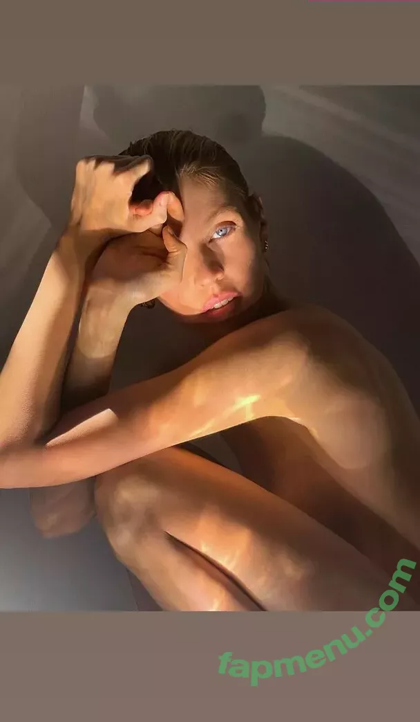 Stella Maxwell nude photo #1012 (stellamaxwell)