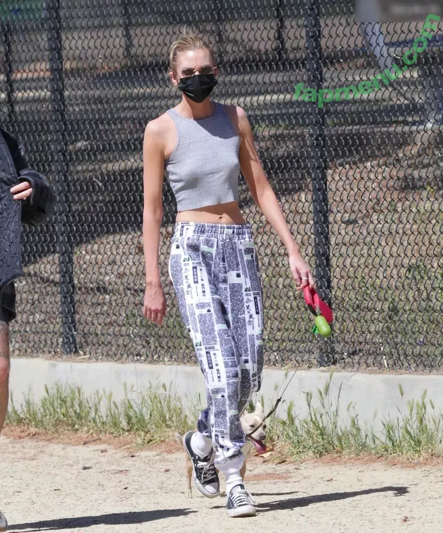 Stella Maxwell nude photo #1014 (stellamaxwell)