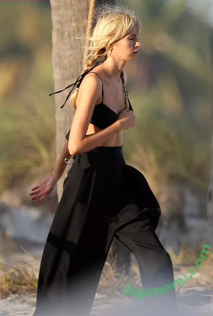 Stella Maxwell nude photo #1070 (stellamaxwell)