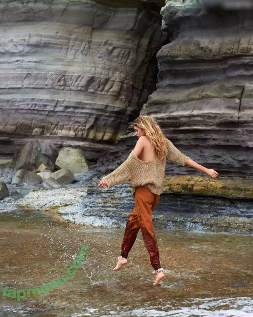 Stella Maxwell nude photo #1508 (stellamaxwell)