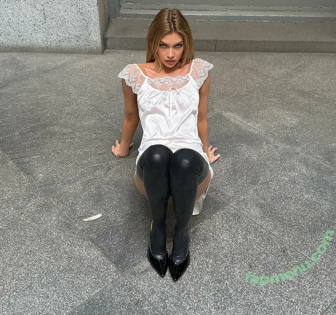Stella Maxwell nude photo #2252 (stellamaxwell)