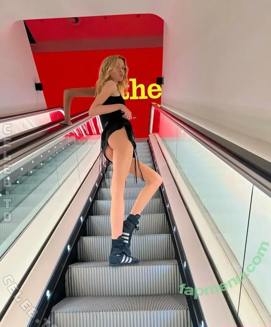 Stella Maxwell nude photo #2278 (stellamaxwell)