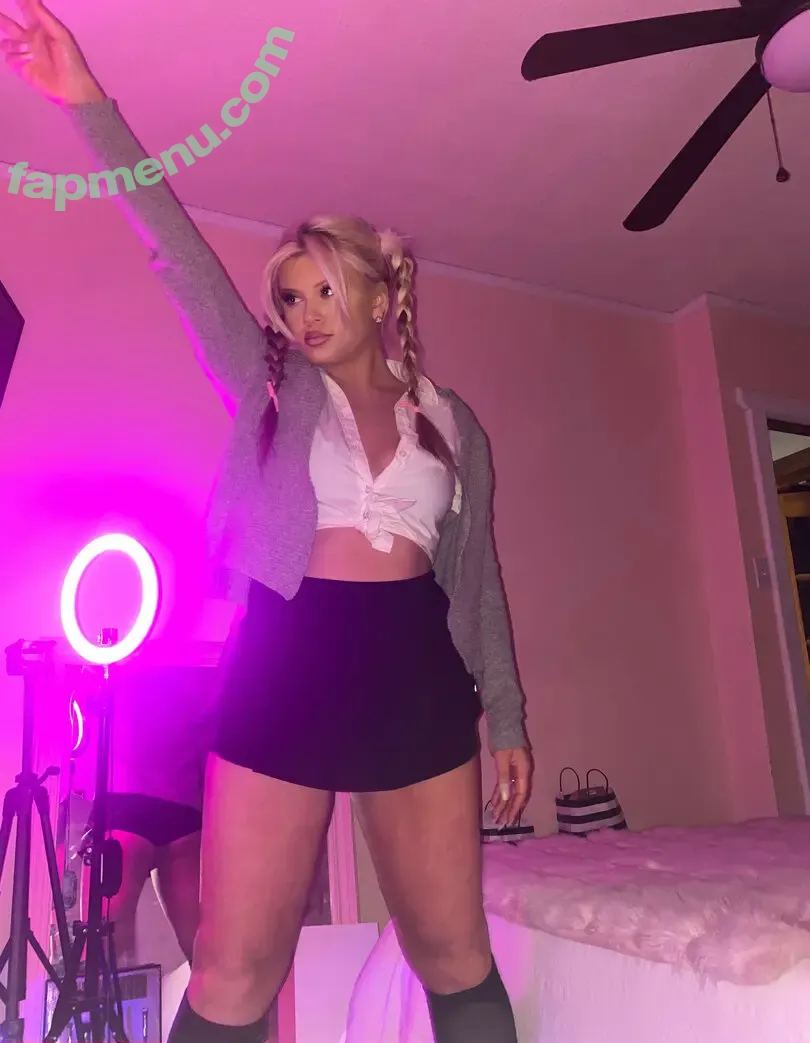 Stephanie Sampson nude photo #0003 (Carmen Lately / Stephy Vlogs / carmenlattemua / stephycarmen)