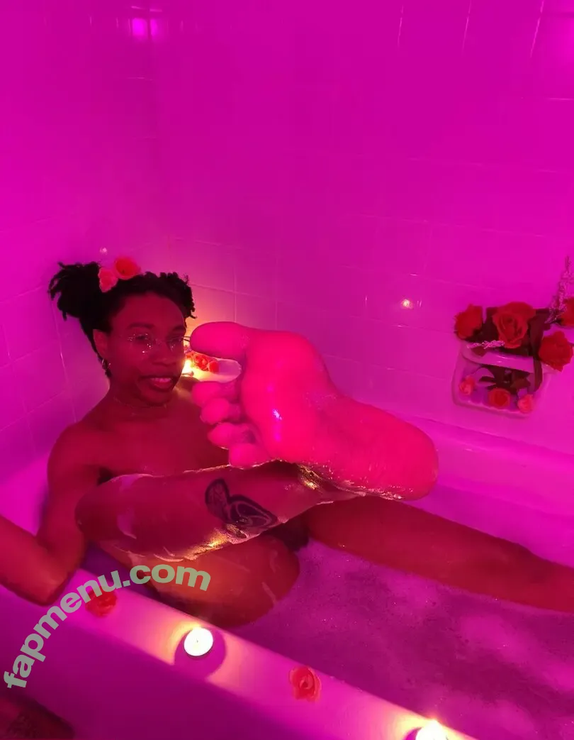 strawberry.bubbles nude photo #0003 (strawberry.knz / strawberry131200)