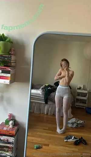 strawberrymilk_xoxo / StrawbMilk_xoxo / strawberrymilk__xoxo / urfruitywaifu nude photo #0012