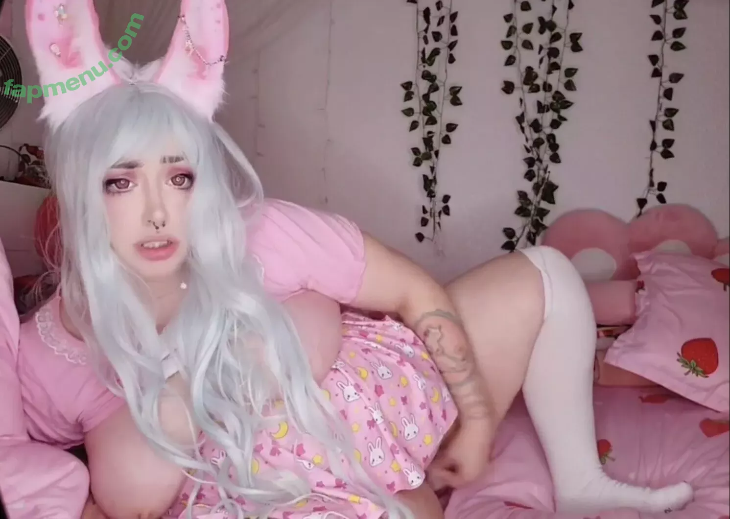 Strawbunnny nude photo #0002 (Strawbunnnie / ellieandjayme / strawbunnylol)