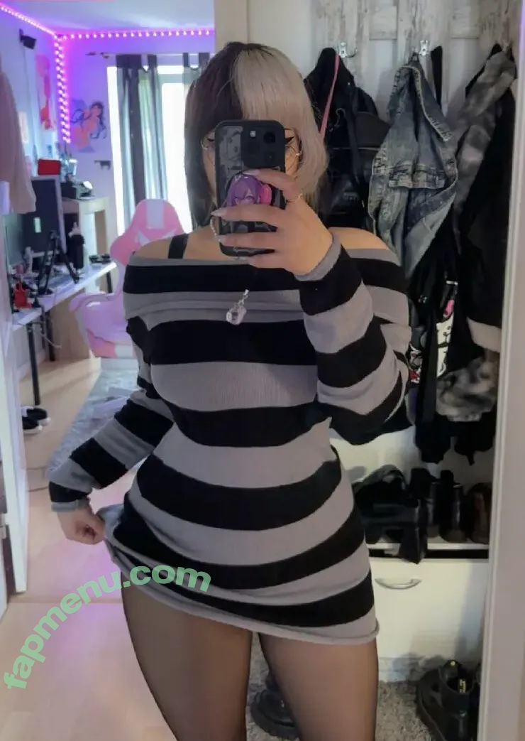 Strelizia666 nude photo #0001 (666strelizia666 / Strelizia)