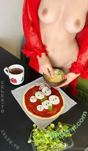 strohbeeren / strohbeere nude photo #0157