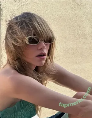 Suki Waterhouse / sukiwaterhouse nude photo #0728