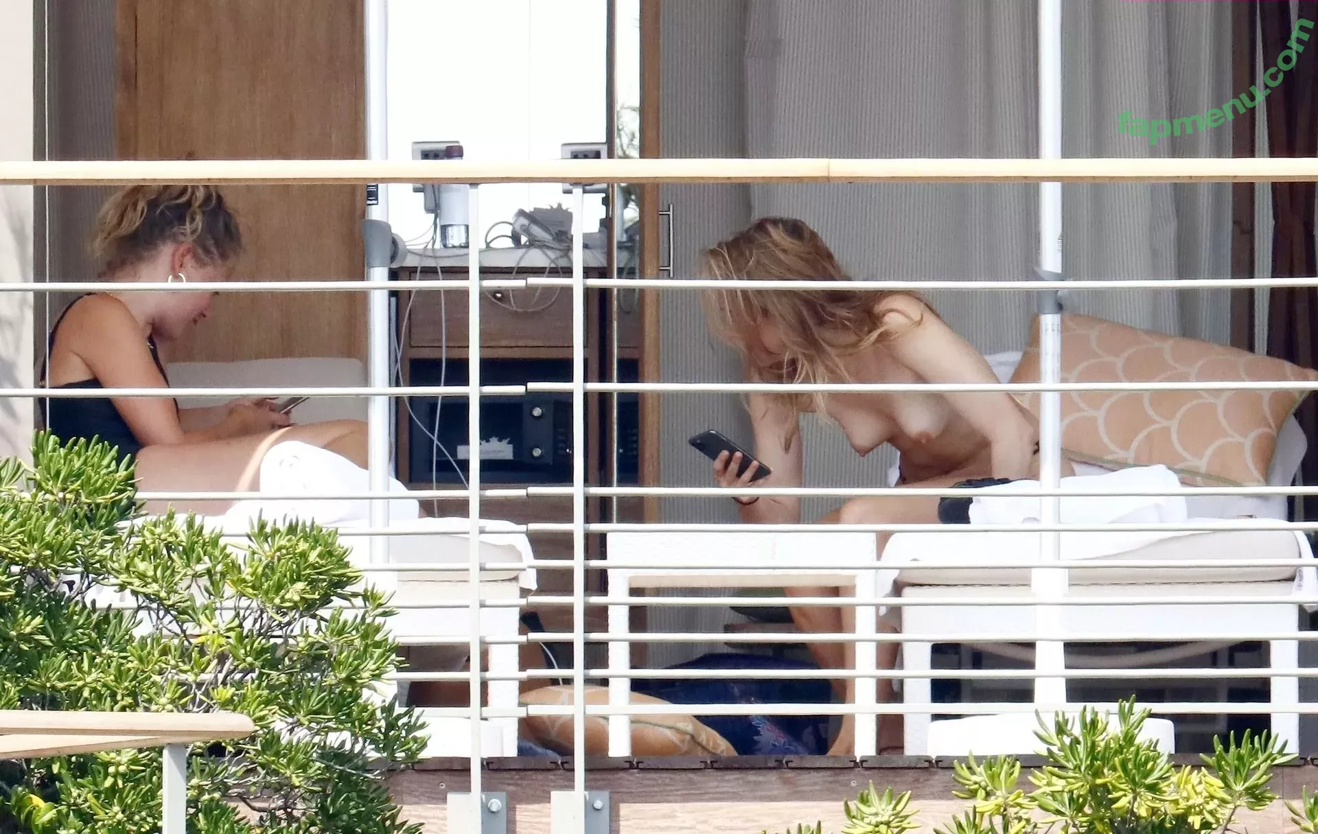 Suki Waterhouse nude photo #0062 (sukiwaterhouse)