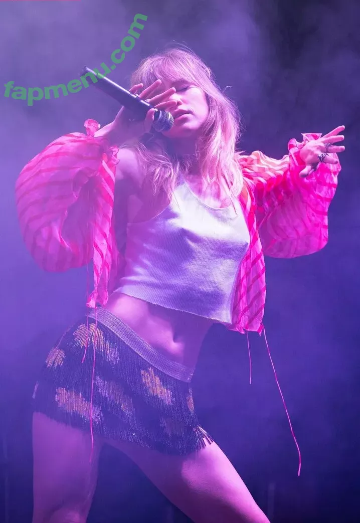 Suki Waterhouse nude photo #0145 (sukiwaterhouse)