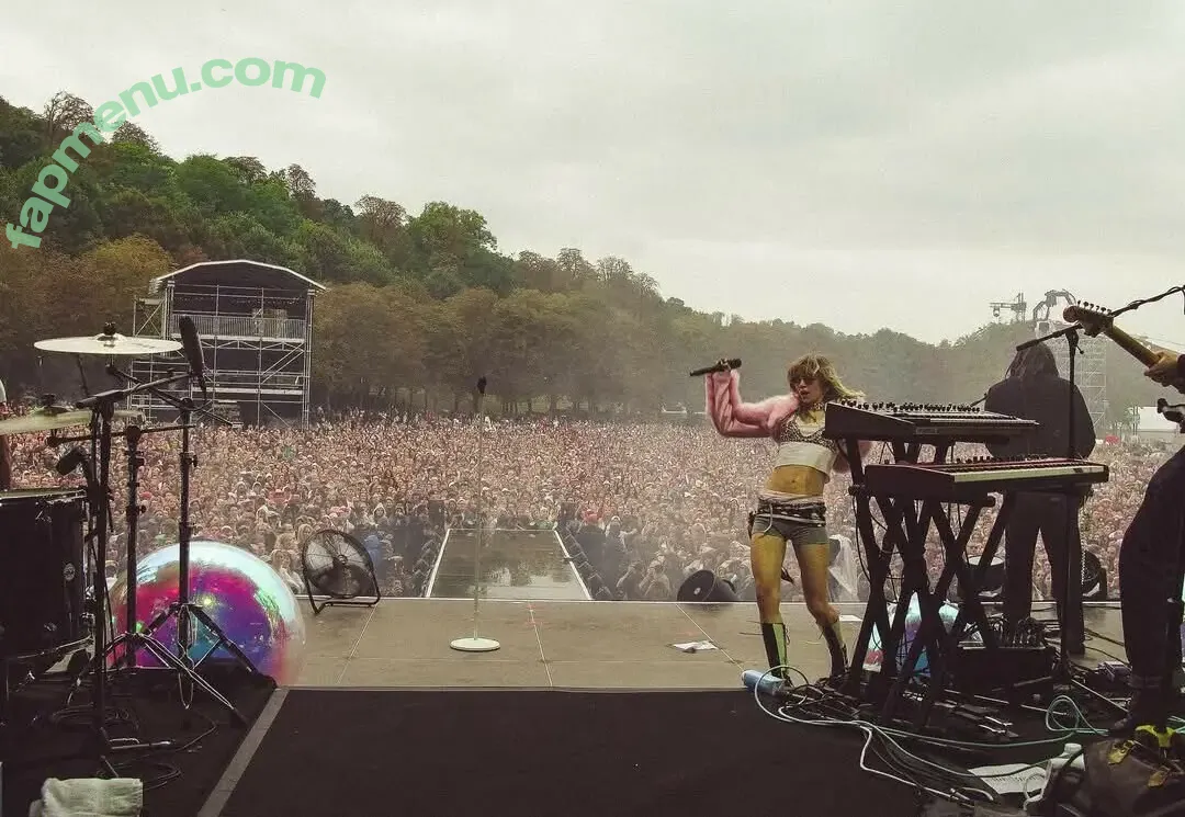 Suki Waterhouse nude photo #0737 (sukiwaterhouse)