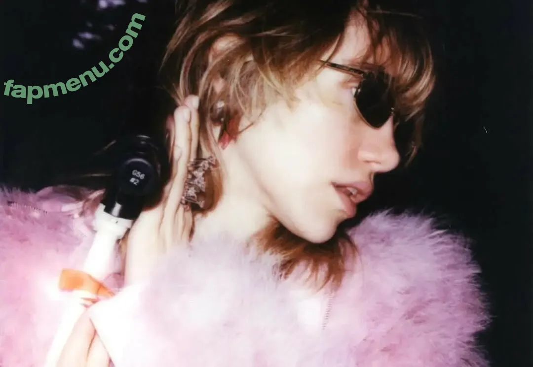 Suki Waterhouse nude photo #0740 (sukiwaterhouse)