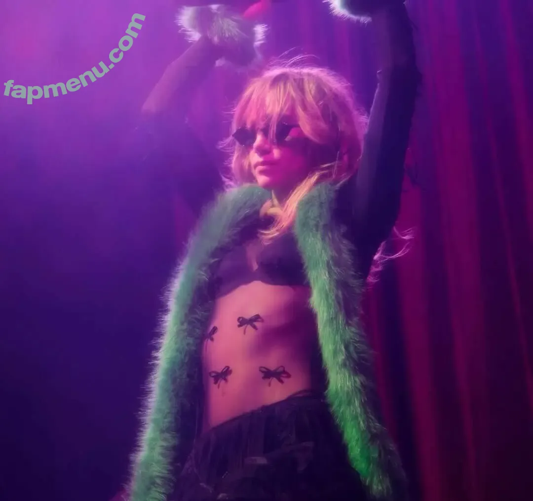 Suki Waterhouse nude photo #0776 (sukiwaterhouse)