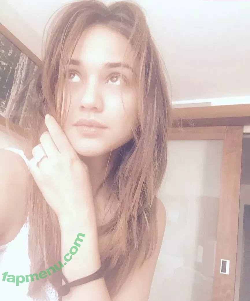 Summer Bishil nude photo #0036 (SummerBishil1 / summerybishil)