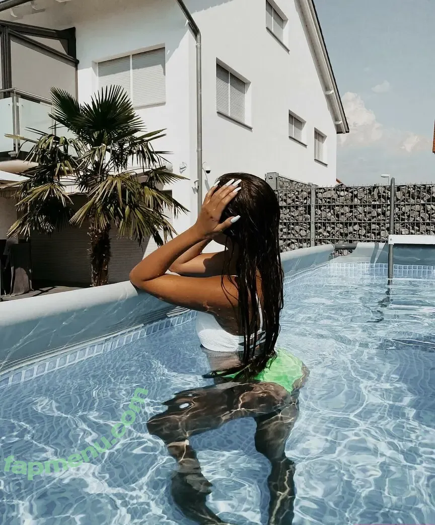 Sydney Ramolla nude photo #0030 (sydney.ra / sydney.ramolla / sydneyra)