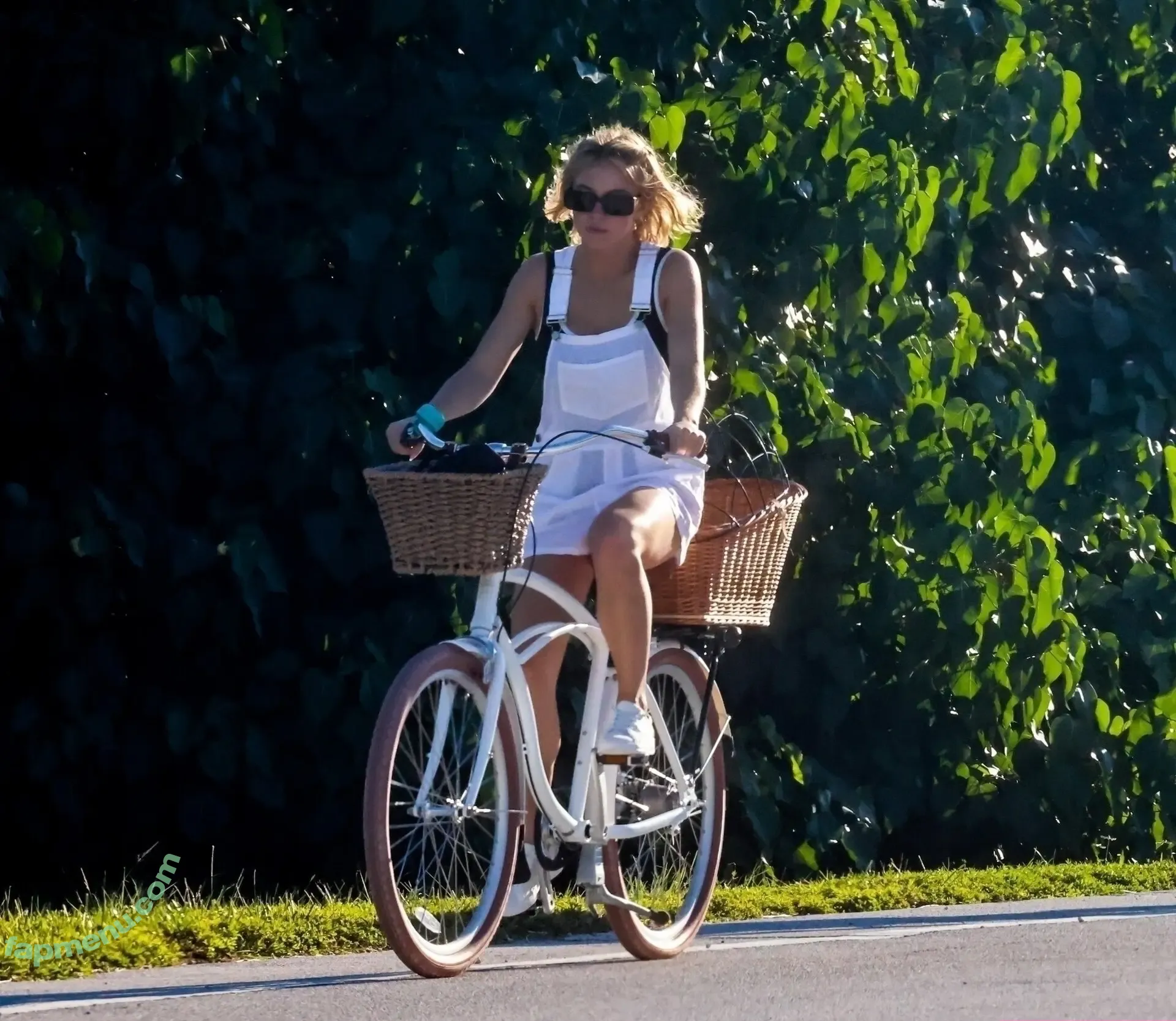 Sydney Sweeney nude photo #3097 (gal_gadot / sydney_sweeney)