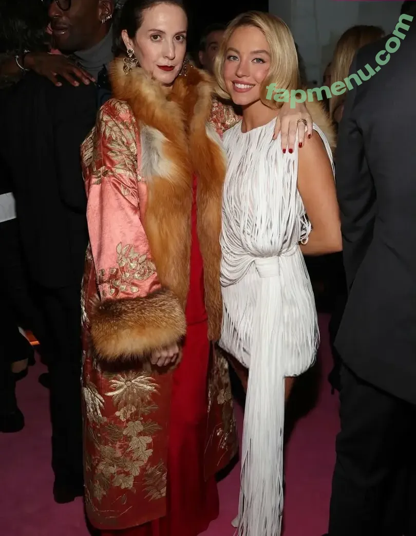 Sydney Sweeney nude photo #3863 (gal_gadot / sydney_sweeney)