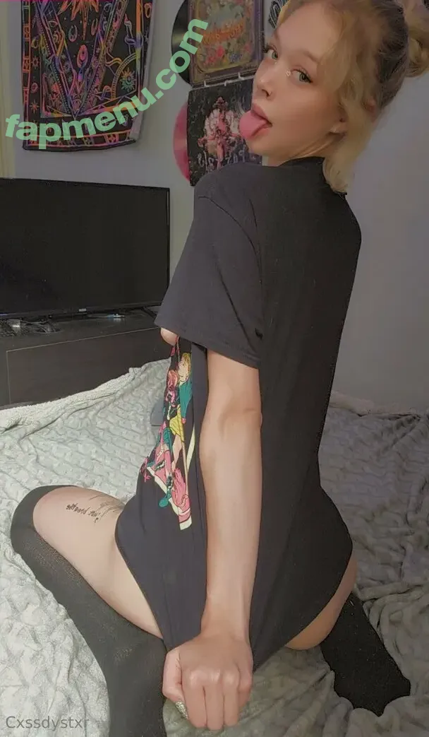 syrenstxr nude photo #0033 (syrenstxr)