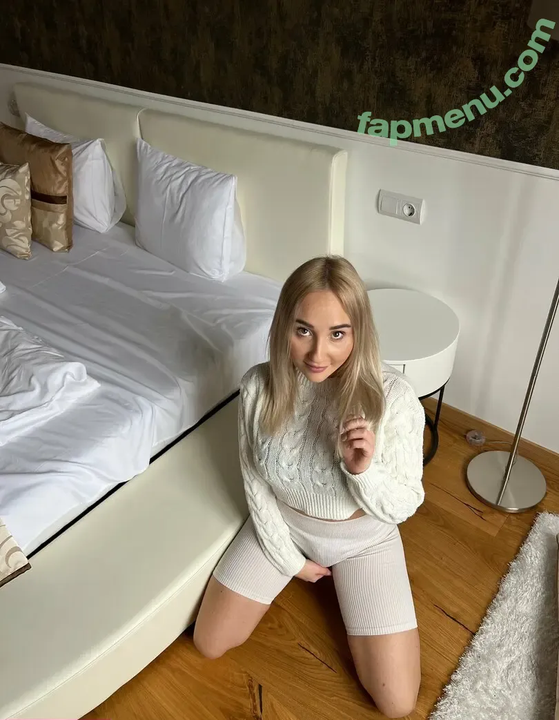 t_emily nude photo #0004 (t_emily)