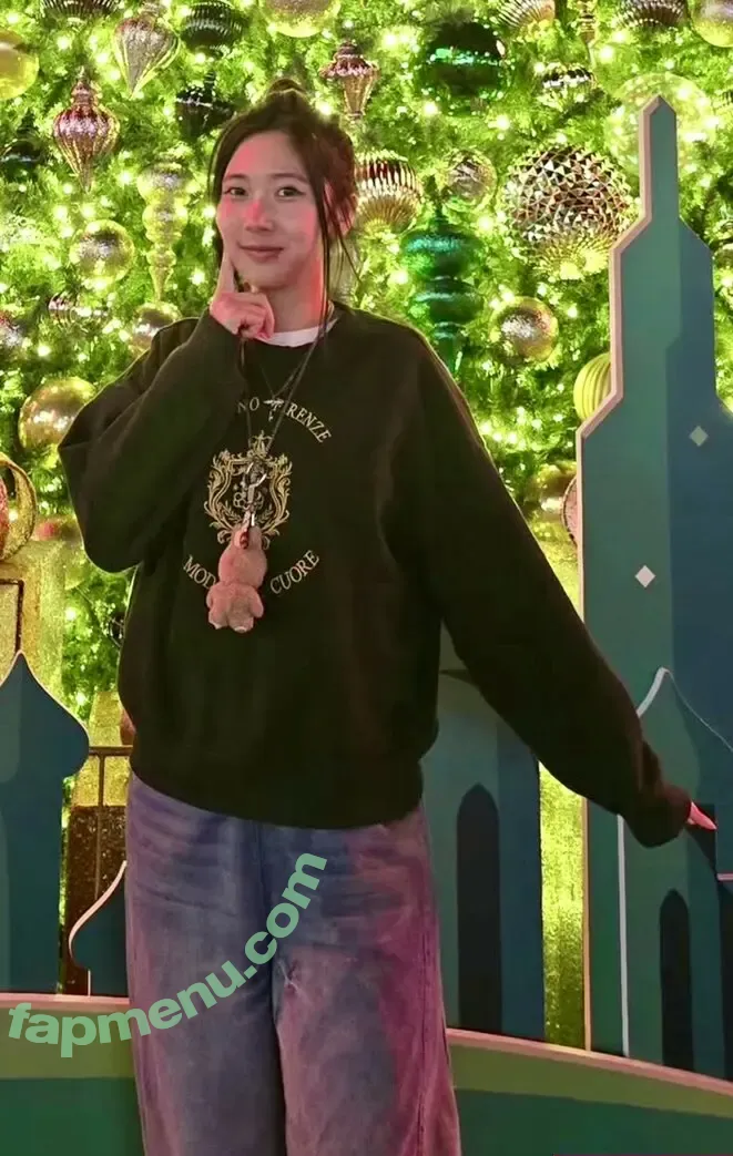 T10Nat nude photo #0093 (ten_against)