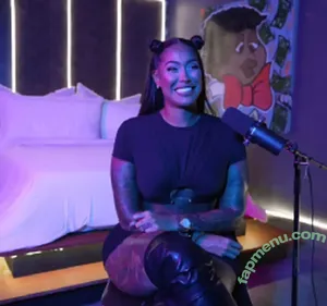 TattedUpHolly / tatted.up.holly nude photo #0048