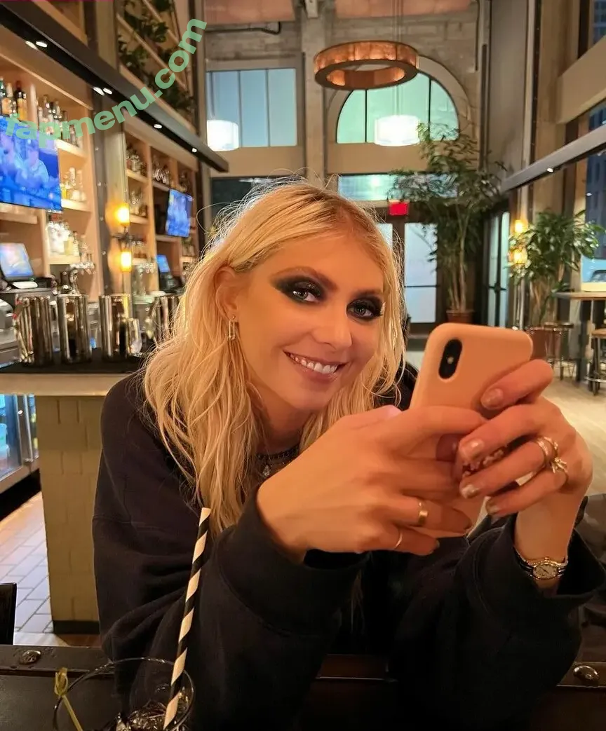 Taylor Momsen nude photo #0178 (aryelsoul / taylormomsen)