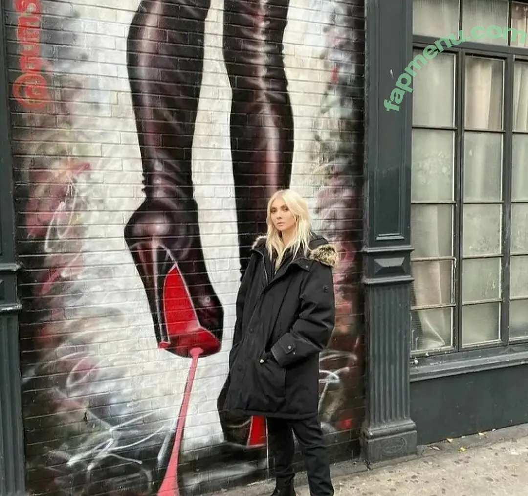 Taylor Momsen nude photo #0508 (aryelsoul / taylormomsen)