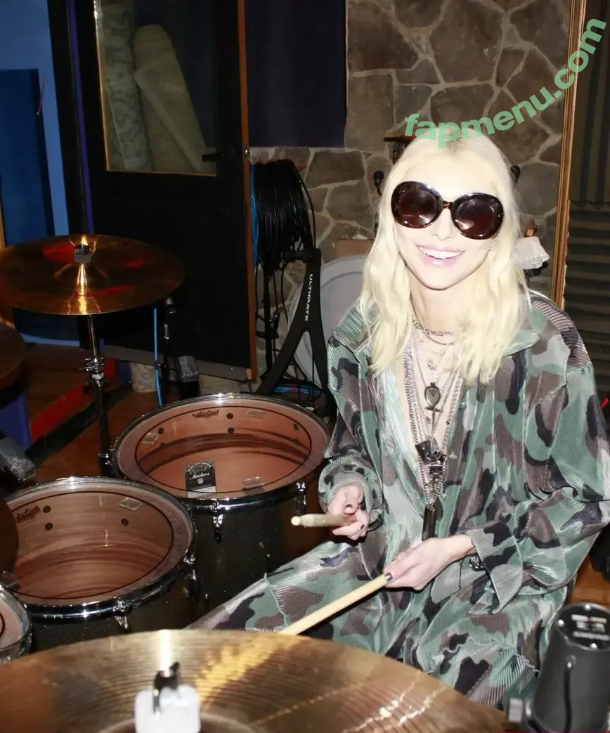 Taylor Momsen nude photo #0706 (aryelsoul / taylormomsen)